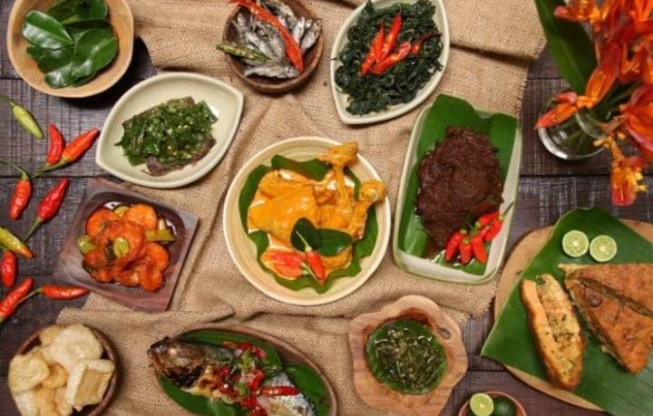 Anda harus memperhatikan jenis makanan untuk berbuka puasa dan sahur. Banyak orang justru mengalami kenaikan berat badan karena tidak mengontrol makanan setelah buka puasa. Foto: Repro Hellosehat.com