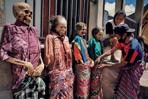 Salah satu tradisi unik Suku Toraja, Sulawesi Selatan, Ma'nene. Dimana mengangkat jenazah dari petinya untuk dimandikan dan diganti pakaiannya. Foto: Repro Katadata.co.id