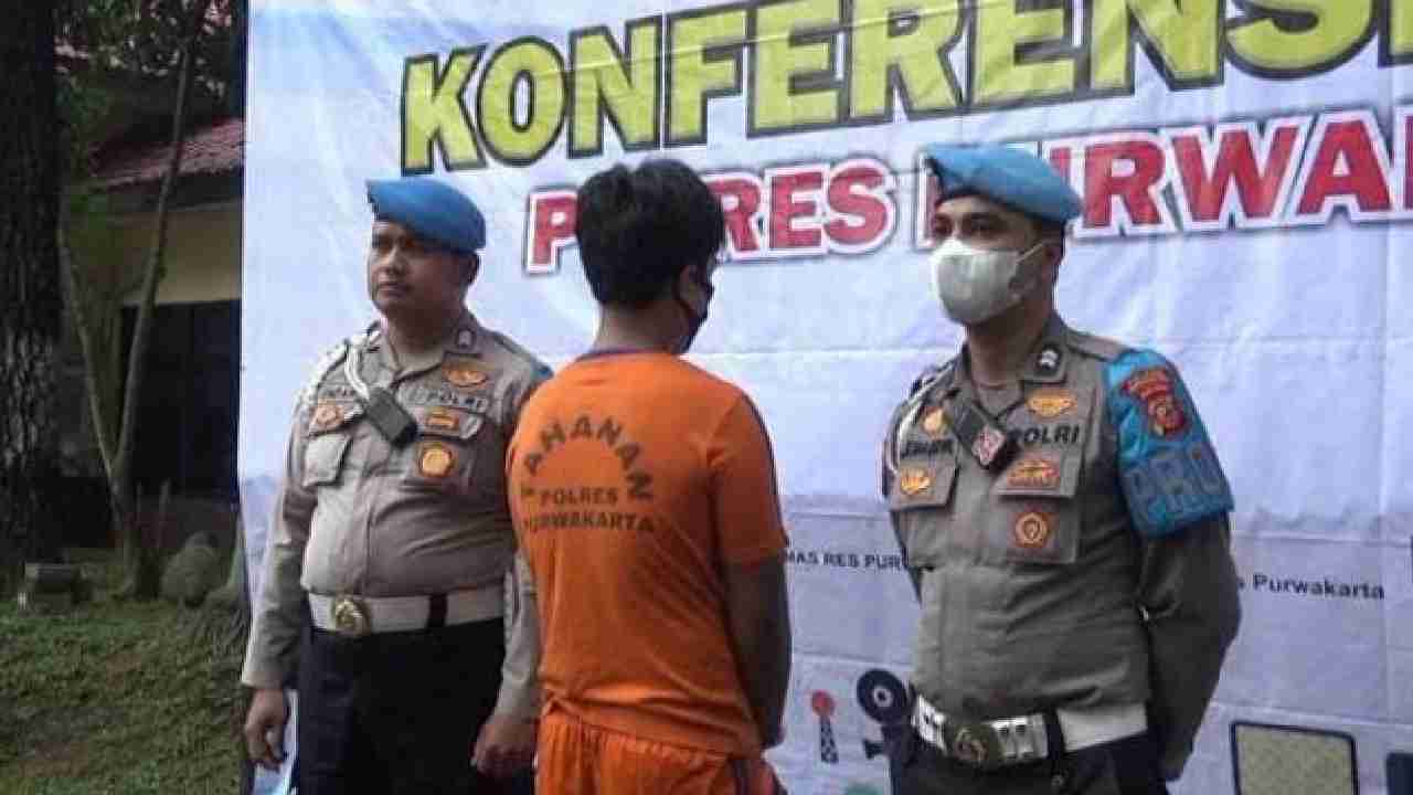 RD masih berusia 15 tahun diduga menjadi pengedar narkoba. Namun, polisi hanya menghadirkan tersangka lain yang diduga menjadi bawahan RD yang bertugas sebagai kurir atau perantara obat-obatan terlarang. Foto: Detik.com