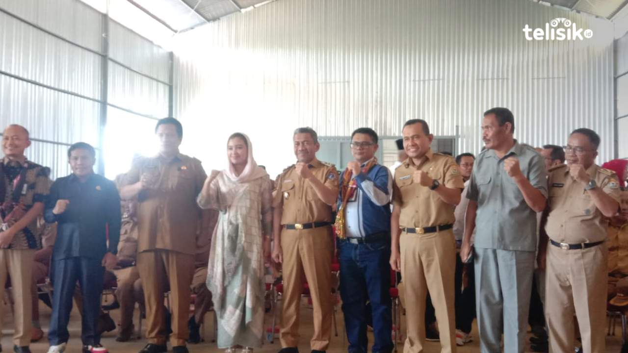 Anggota DPD RI, Wa Ode Rabiah Al Adawia bersama Bupati Muna, LM Rusman Emba. Foto: Sunaryo/Telisik
