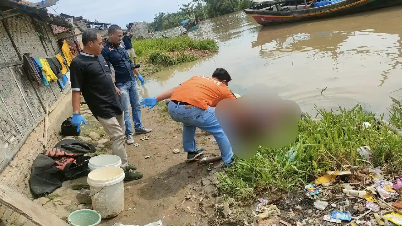Mayat tanpa identitas ditemukan mengapung di sungai Desa Percut Kecamatan Percut Sei Tuan Kabupaten Deli Serdang. Foto: Humas Polsek Percut Sei Tuan.