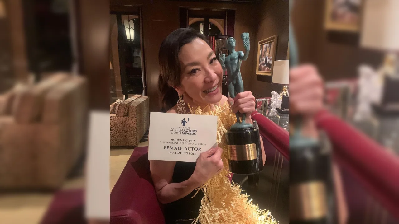 Sosok Michelle Yeoh wanita asia pertama yang memenangkan kategori Female Actor in A Leading Role di ajang SAG Awards. Foto: Repro Instagram @michelleyeoh_official