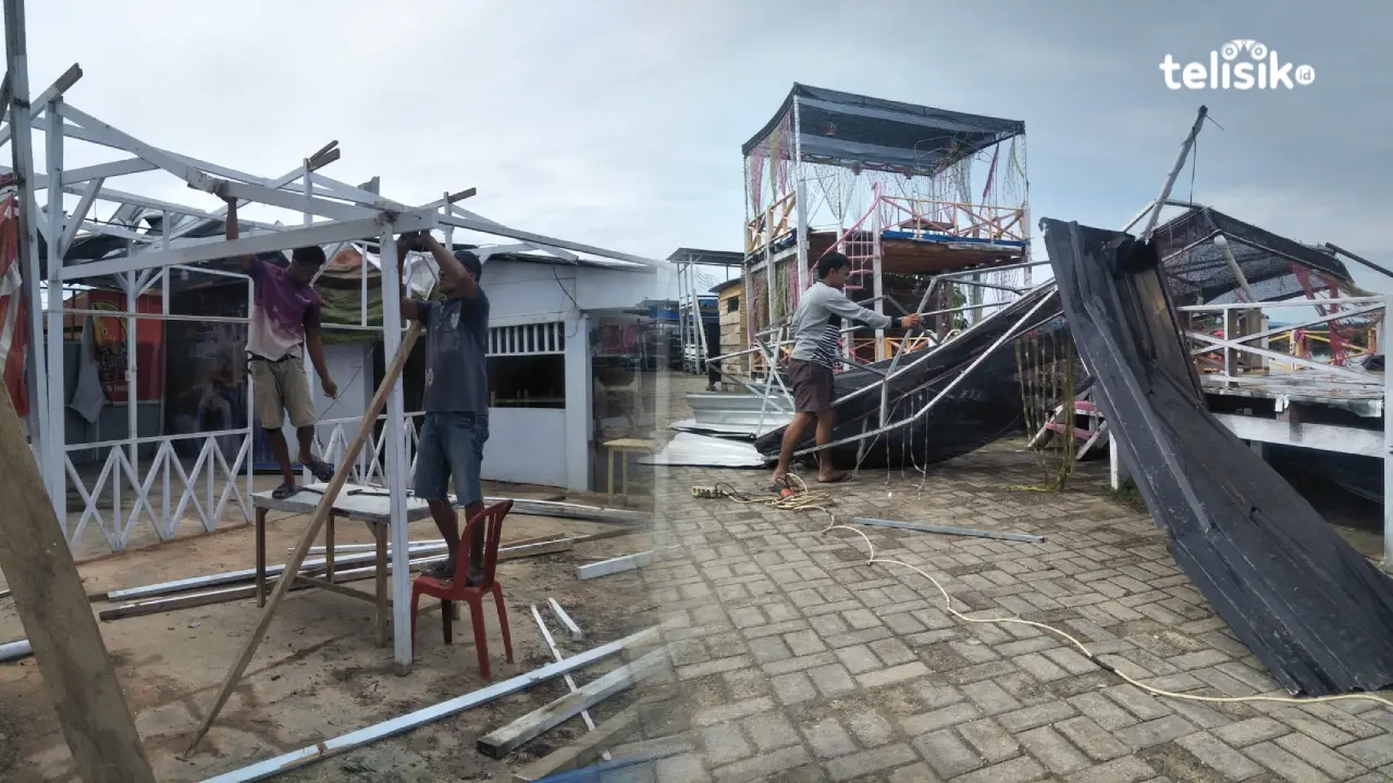 Warga merperbaiki kios dan rumah yang rusak akibat badai angin kencang yang disertai hujan deras. Foto: Thamrin Dalby/Telisik