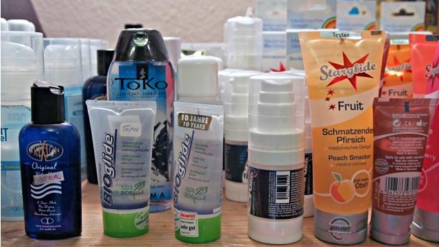 Pelumas seks atau yang biasa disebut lubrikan menjadi alternatif pelicin saat berhubungan seks, alat ini juga membantu mengurangi rasa sakit saat penetrasi. Foto: Hellosehat.com