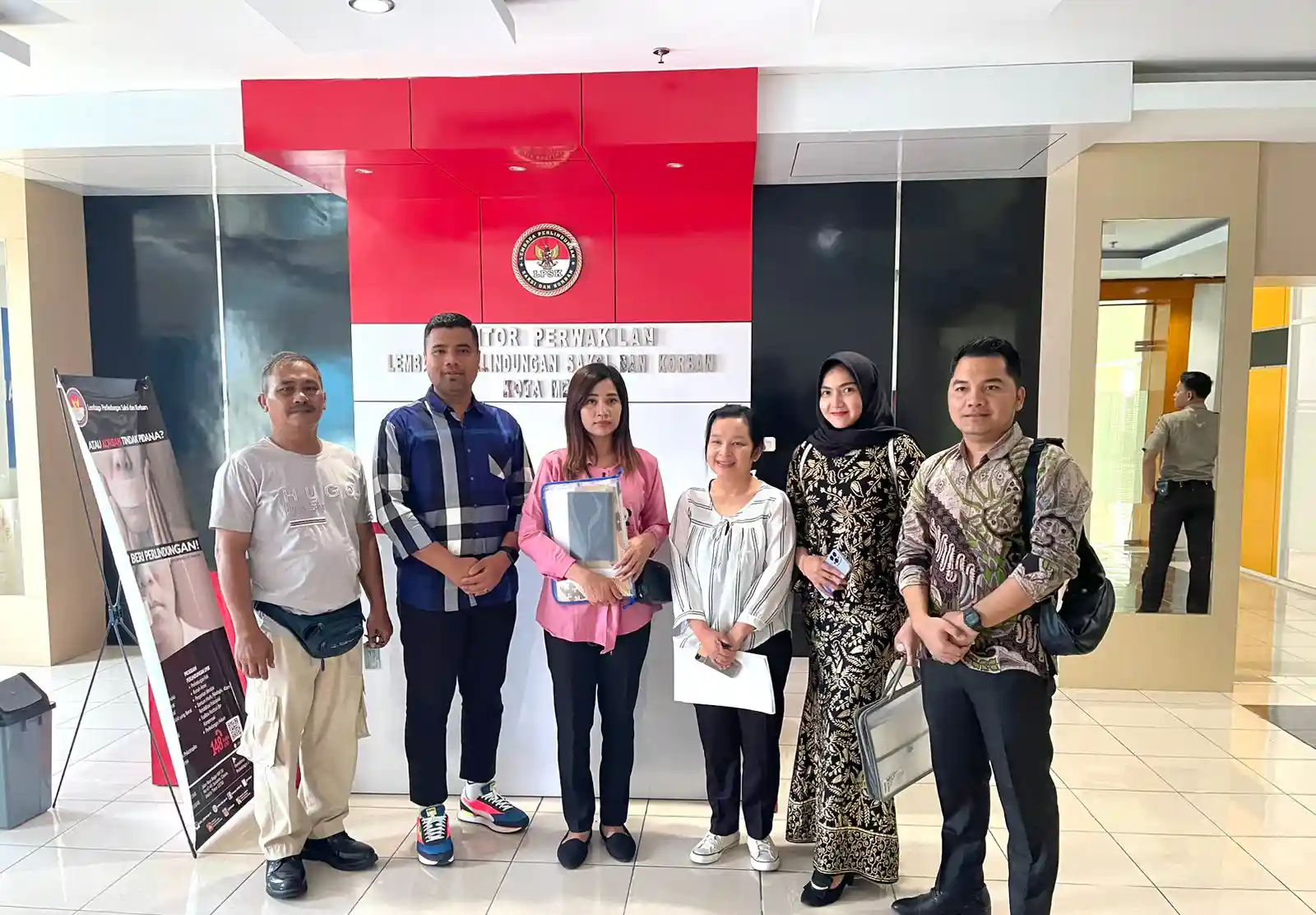 Jenni Irene Simorangkir (tiga dari kiri) bersama tim kuasa hukumnya ketika berada di Kantor LPSK di Jalan Diponegoro, Medan. Foto: Ist.