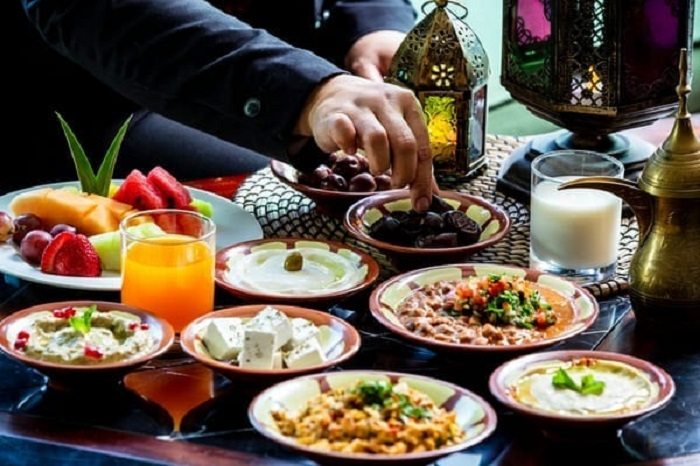 Disunnahkan makan sahur sebelum berpuasa, meskipun cuma minum seteguk air, karena ada keberkahan dalam setiap makanan dan minuman. Foto: Repro Islampos.com