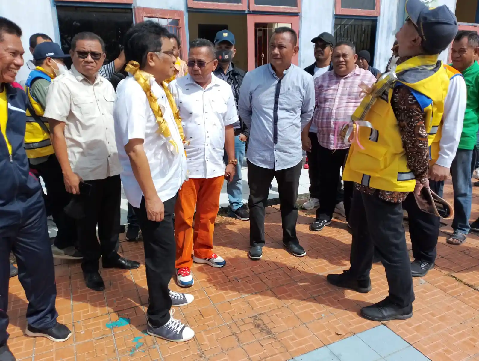 Wakil Ketua Komisi V DPR-RI, Ridwan Bae, saat meninjau SOR La Ode Pandu. Foto: Ist.
