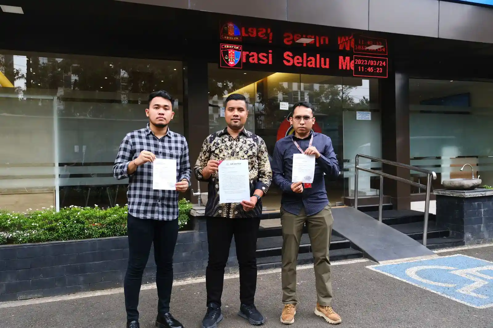 Tim kuasa hukum keluarga Bripka Arfan Saragih dari kantor hukum JnR Law Firm ketika membuat pengaduan ke Mabes Polri. Foto: Ist.