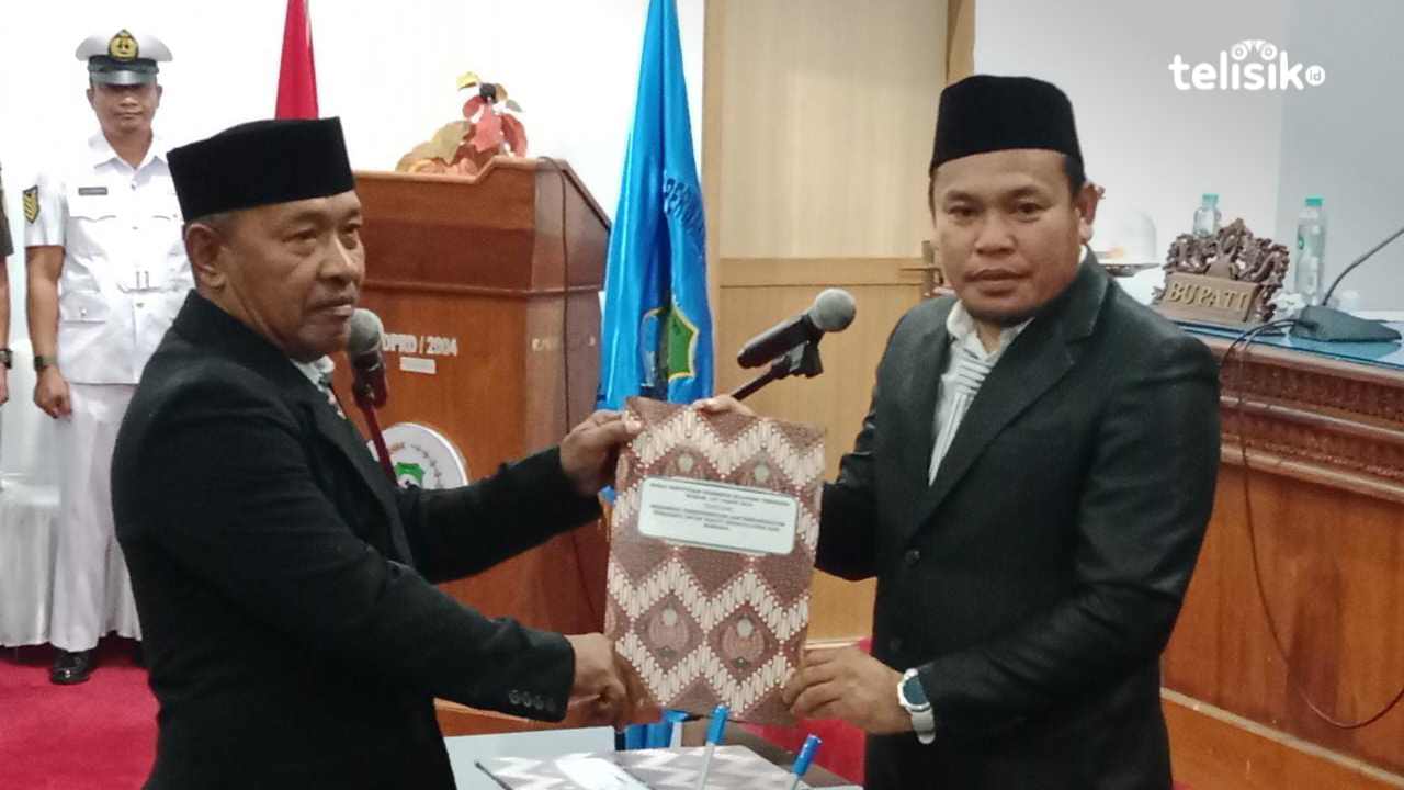 PAW Anggota DPRD Bombana dari Partai Golkar, Abdul Wahid dan Ketua DPRD Bombana saat serah terima SK pelantikan. Foto: Hir Abrianto/Telisik