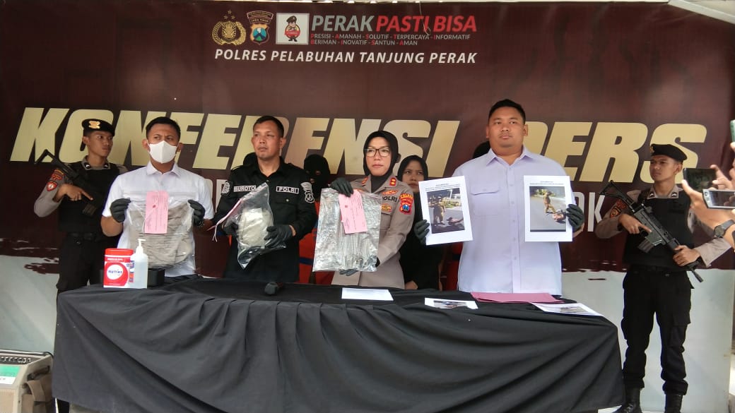 Kapolres Tanjung Perak Surabaya, AKBP Herlina saat memberi keteranga terkait penangkapn pelaku pengeroyokan. Foto: Ist.