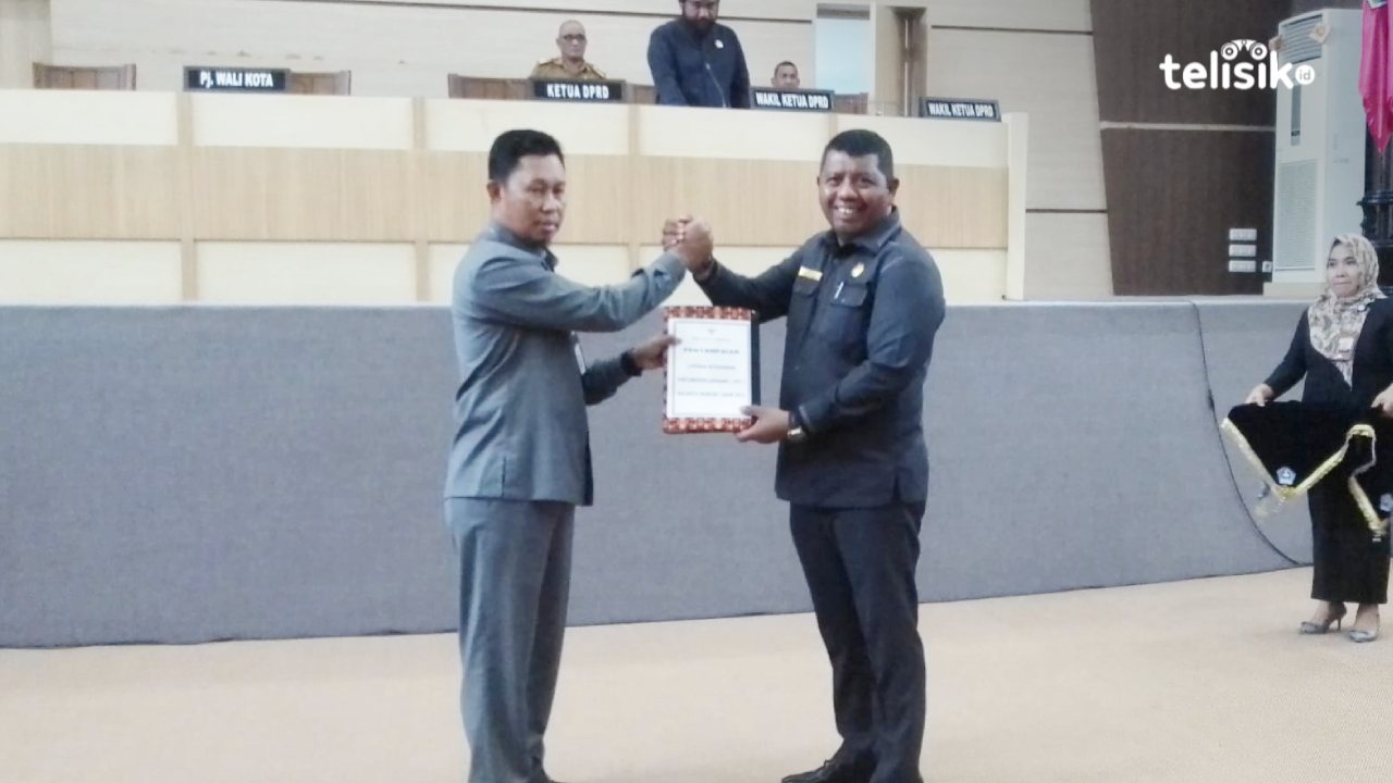 Pj Wali Kota Kendari, Asmawa Tosepu saat menyerahkan dokumen LKPJ 2022 pada Ketua DPRD Kota Kendari, Subhan bertempat di ruang rapat paripurna DPRD Kota Kendari. Foto: Nur Khumairah/Telisik