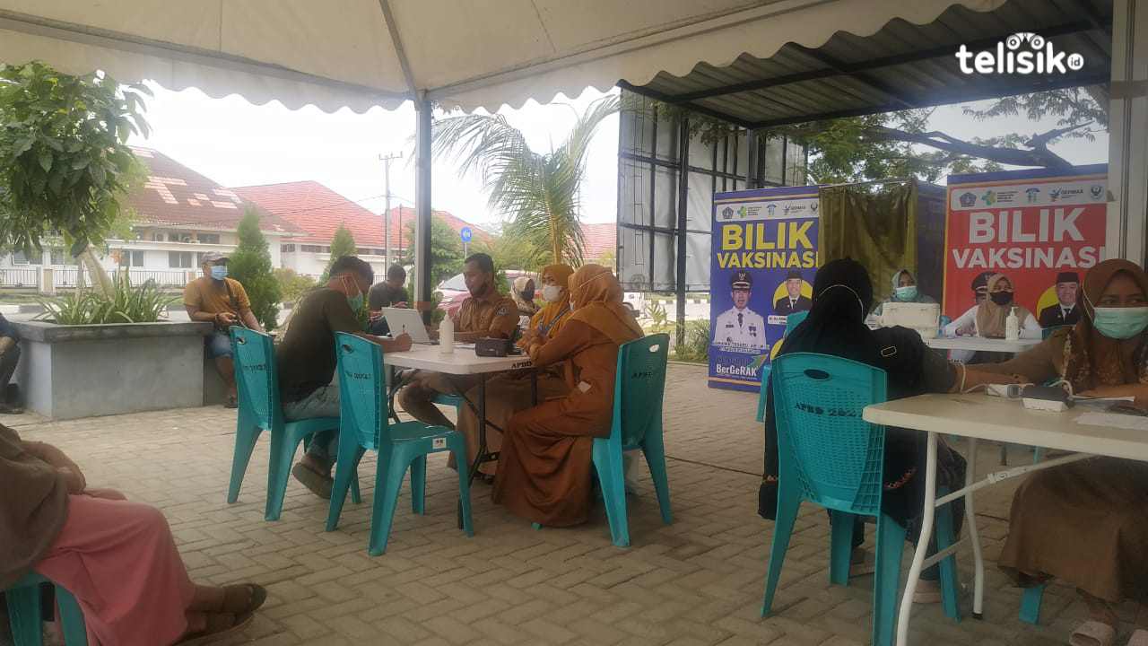 Suasana vaksinasi masyarakat Kota Kendari saat berpuasa di bulan ramadan. Foto: Adinda Septia Putri/Telisik
