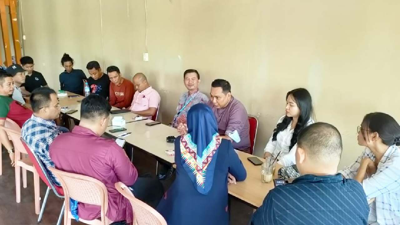 Suasana pertemuan pimpinan Bank Artha Graha Cabang Kendari dengan pengurus daerah Jaringan Media Siber Indonesia (JMSI) Sulawesi Tenggara di salah satu warkop di Kota Kendari. Foto: Sukardi