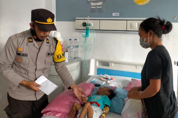 Kapolsek Kuwus, Ipda Arsi Lentar saat menyerahkan bantuan ke balita penderita stunting parah di RSUD Ruteng, Manggarai. Foto: Ist.