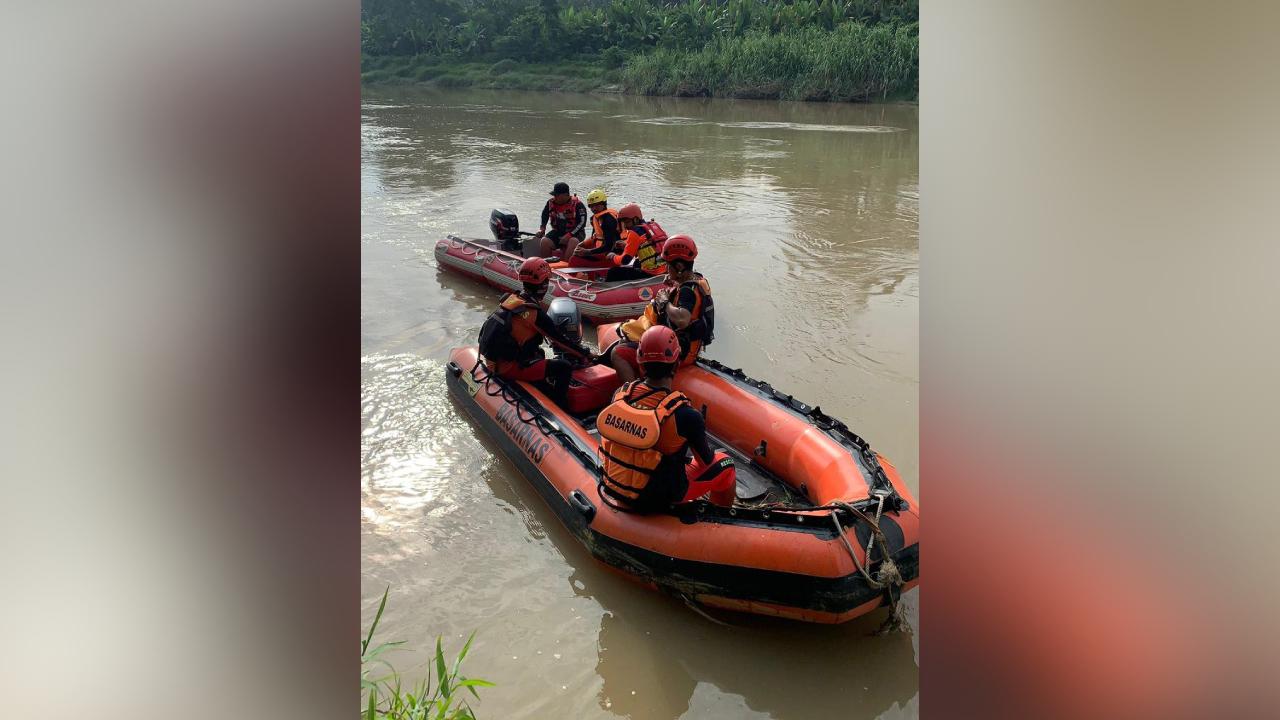 Tim melakukan pencarian korban hanyut dan akhirnya sudah ditemukan. Foto: Humas SAR Medan