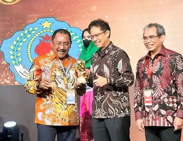 Pj Bupati Bombana, Burhanuddin saat menerima penghargaan UHC di Jakarta. Foto: Ist.