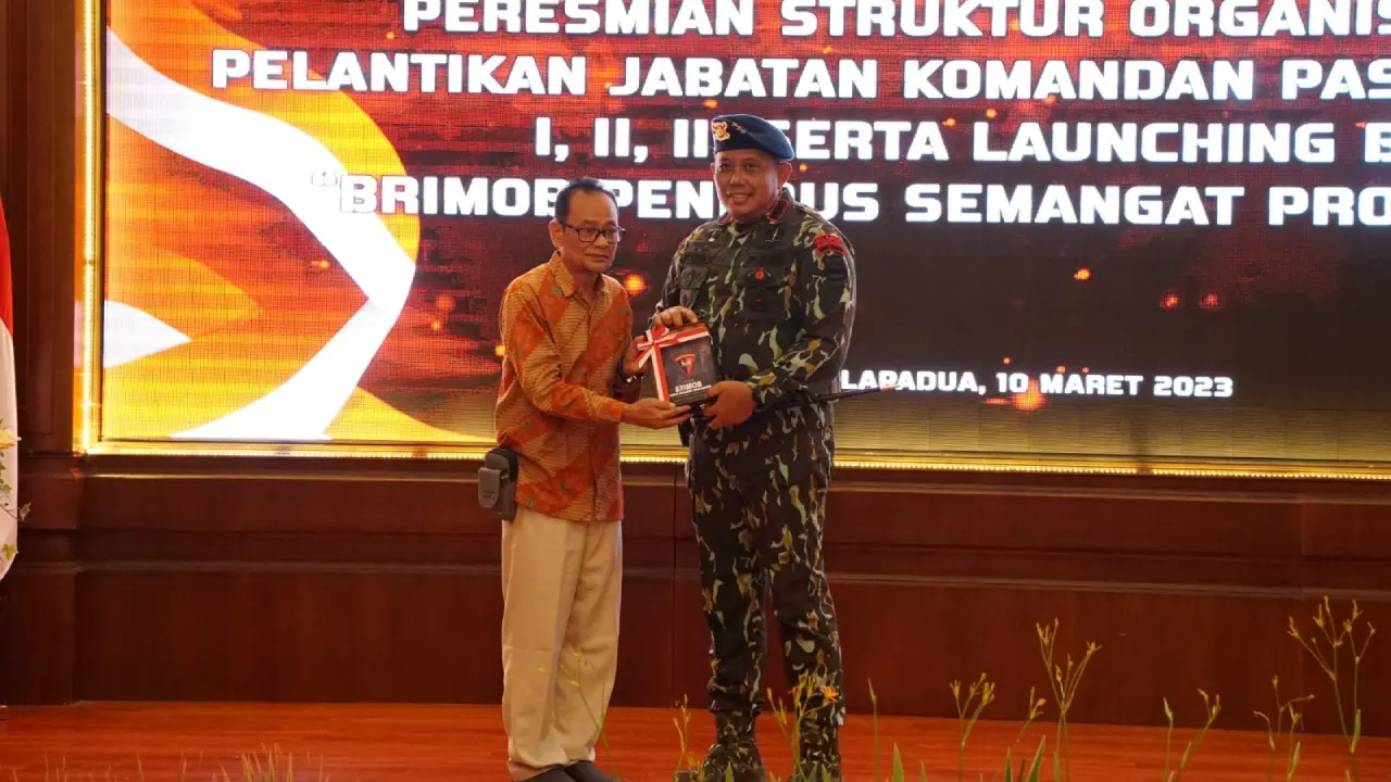 Peluncuran buku 'Brimob Penerus Proklamator' oleh Dankorbrimob Komjen Pol. Anang Revandoko bersama penulisnya, Suryadi. Foto: Ist.