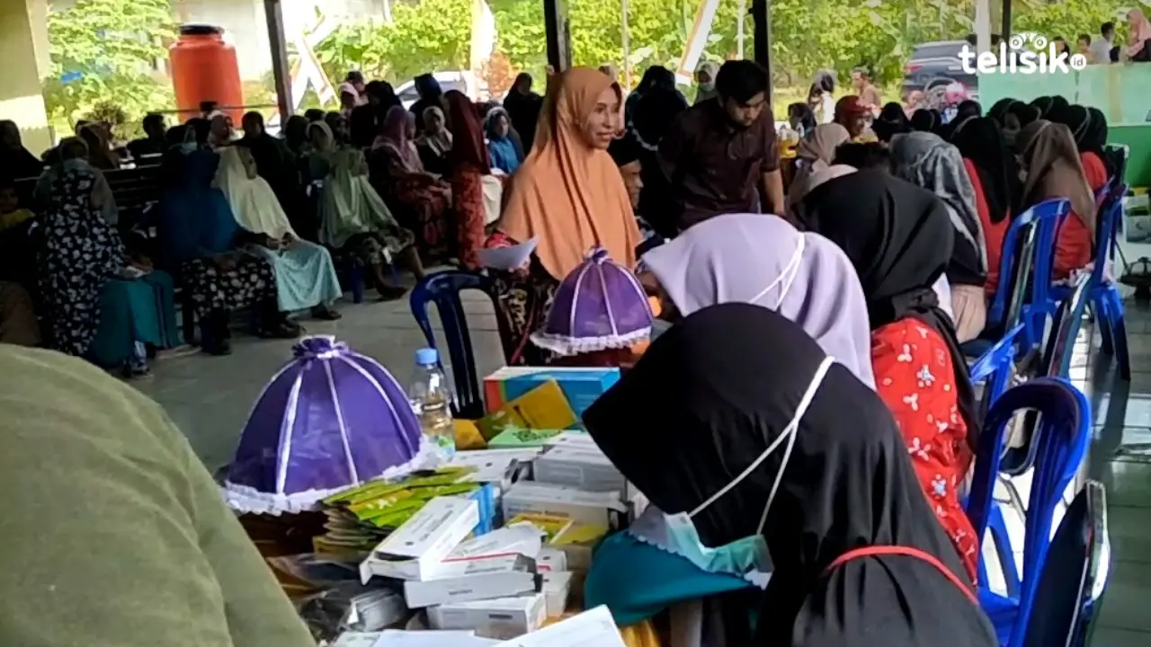 Tim medis dari Puskesmas Kolono sedang melakukan pemeriksaan dan pengobatan gratis. Foto: Thamrin Dalby/Telisik