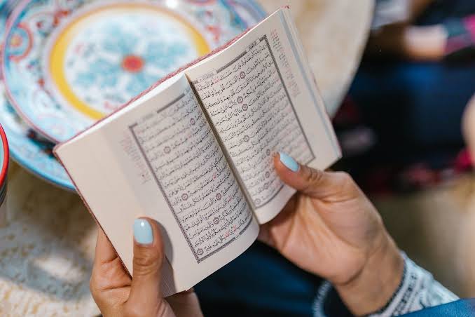 Memperbanyak membaca Al-Qur'an adalah salah satu amalan yang dianjurkan selama bulan Ramadan, terutama bila kita ingin mendapatkan malam lailatul qadar. Foto: Repro Bekasi.pikiran-rakyat.com