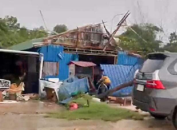 Tampak sebuah rumah di Kota Kendari rusak parah akibat cuaca ekstrem. Foto: Ist.