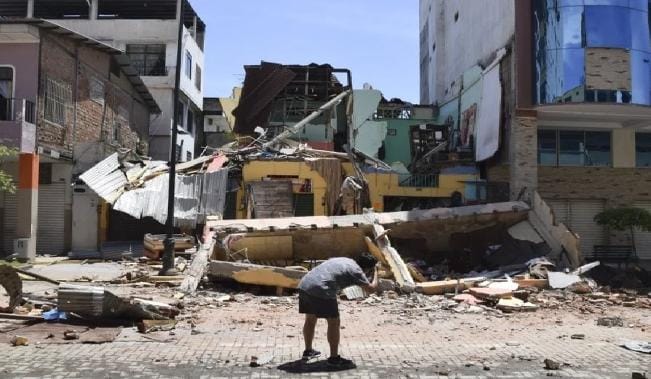 Puing-puing dari sebuah rumah setelah diguncang gempa di Cuenca, Ekuador. Foto: Repro Okezone.com