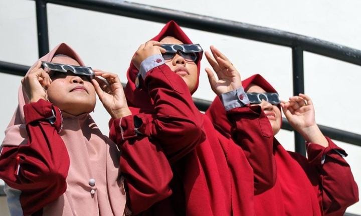Gerhana Bulan dan Matahari bakal terjadi, tiga di antaranya bisa diamati dari Indonesia. Foto: Repro Kompas.com