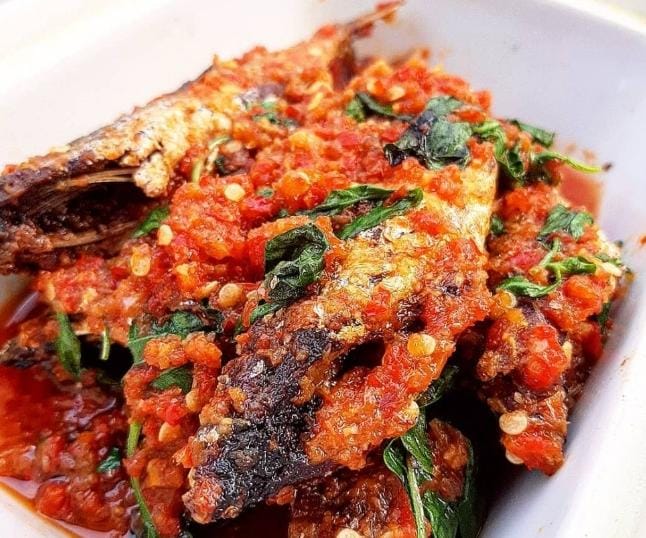 Ikan kembung dapat diolah dengan olahan dan bumbu-bum rempah lainnya seperti ikan kembung balado kemangi. Foto: Repro Briliofood.com