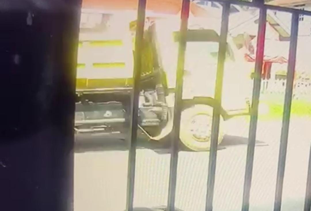 Viral di media sosial detik-detik sebuah truk melaju dengan kecepatan tinggi nyaris melindas dua wanita di Kota Kendari. Foto: Screenshot video