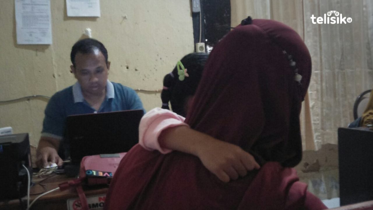 Korban saat dimintai keterangan oleh penyidik Polsekta Kemaraya. Foto: Thamrin Dalby/Telisik