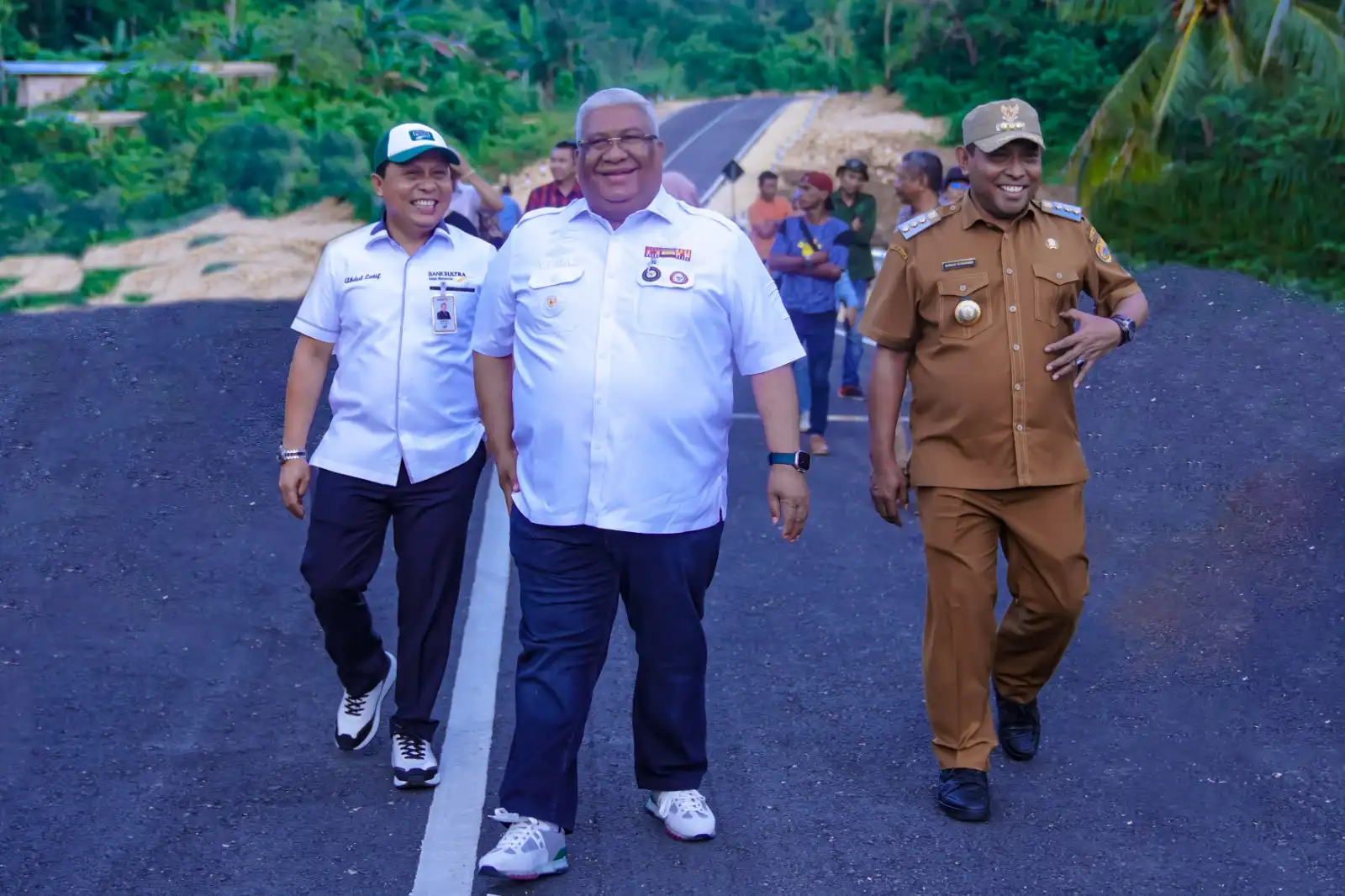 Gubernur Ali Mazi (tengah) didampingi Dirut Bank Sultra (kiri) dan Wali Kota Baubau (kanan) saat meninjau proyek infrastruktur yang dibiayai Bank Sultra. Foto: Ist.