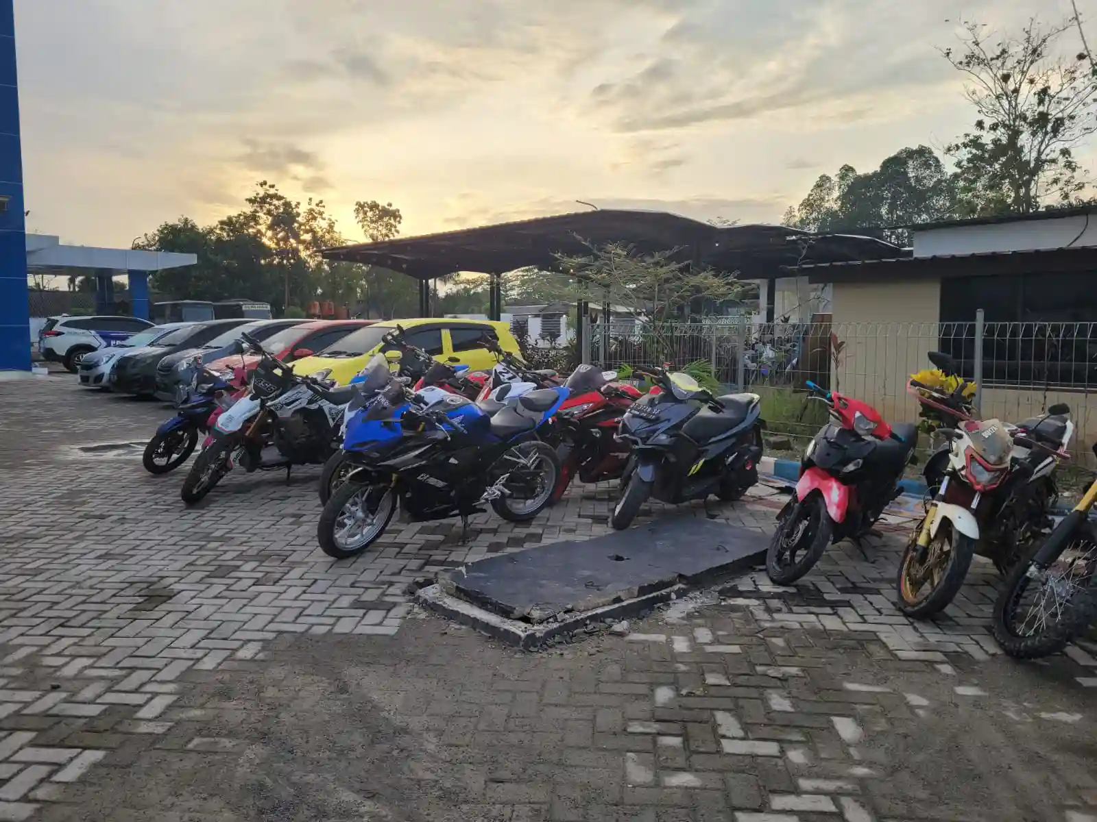 Puluhan kendaraan roda dua dan roda empat yang terjaring razia karena menggunakan knalpot bogar. Foto: Ist.