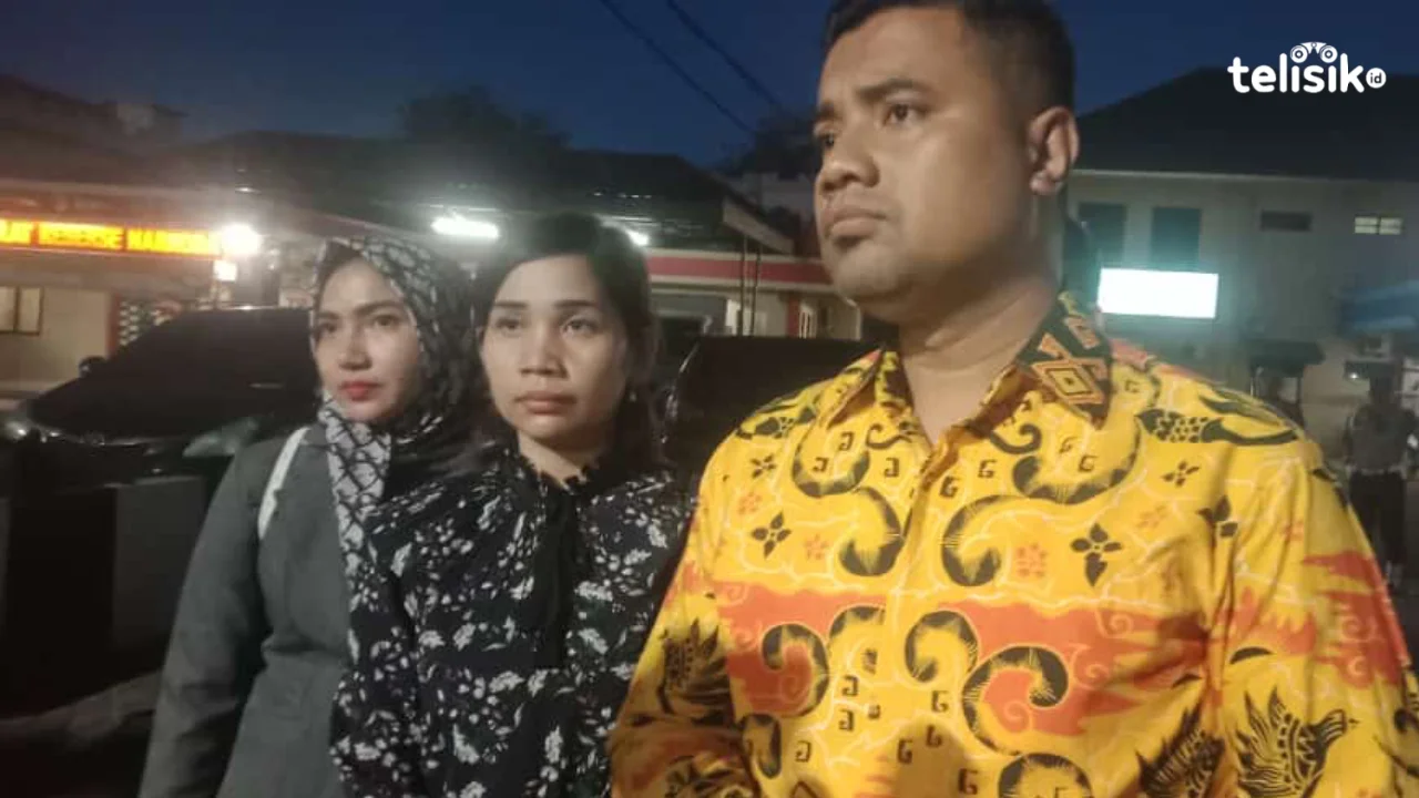 Tim kuasa hukum bersama istri almarhum, Bripka Arfan Saragih usai diperiksa Propam Polda Sumatera Utara. Foto: Reza Fahlefy/Telisik