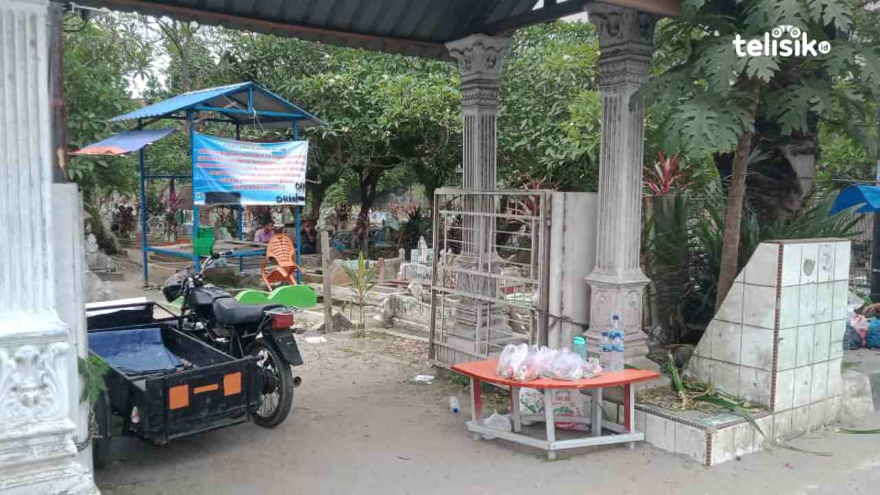 Ibu Misnawati penjual bunga di pemakaman di Jalan Lintas Sumatera Kabupaten Deli Serdang, Sumatera Utara. Foto: Reza Fahlefy/Telisik