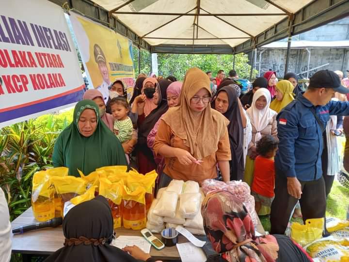 Antusiasme masyarakat di Kecamatan Lasusu membeli kebutuhan pokok yang disiapkan Pemkab Kolaka Utara di Posko Pengendalian Inflasi. Foto: Diskominfo Kolaka Utara
