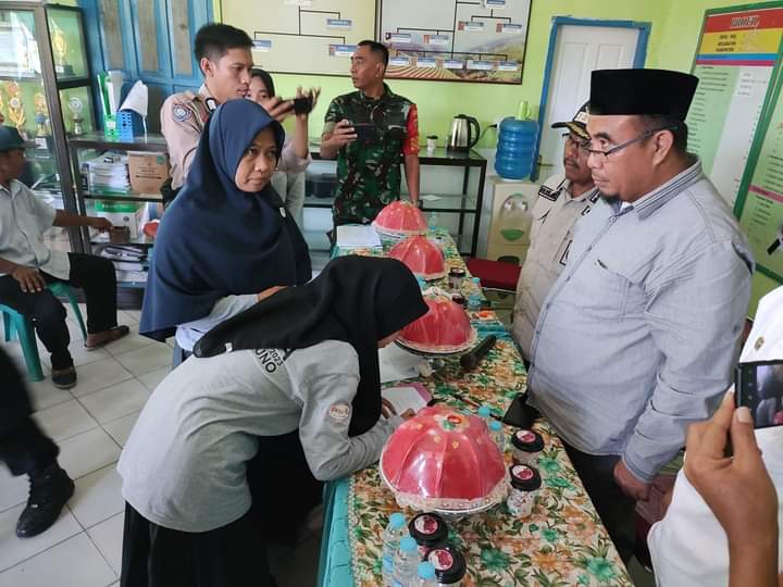 Ketua Panitia Pilkades tingkat Kabupaten Kolaka Utara, Bachtiar Nasir saat menghadiri penetapan DPT Pilkades di Desa Lambuno, Kecamatan Katoi. Foto: Ist.