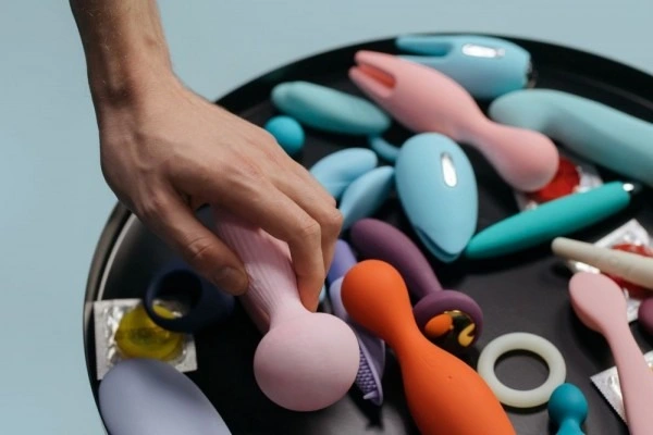 Alat bantu seks atau sex toys banyak digunakan pasangan suami istri untuk mendapat kepuasan maksimal saat berhubungan intim. Foto: Repro Idntimes.com