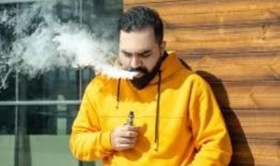 Merokok membatalkan puasa, hal yang sama juga berlaku untuk vape, meskipun bentuknya. Foto: Kolase