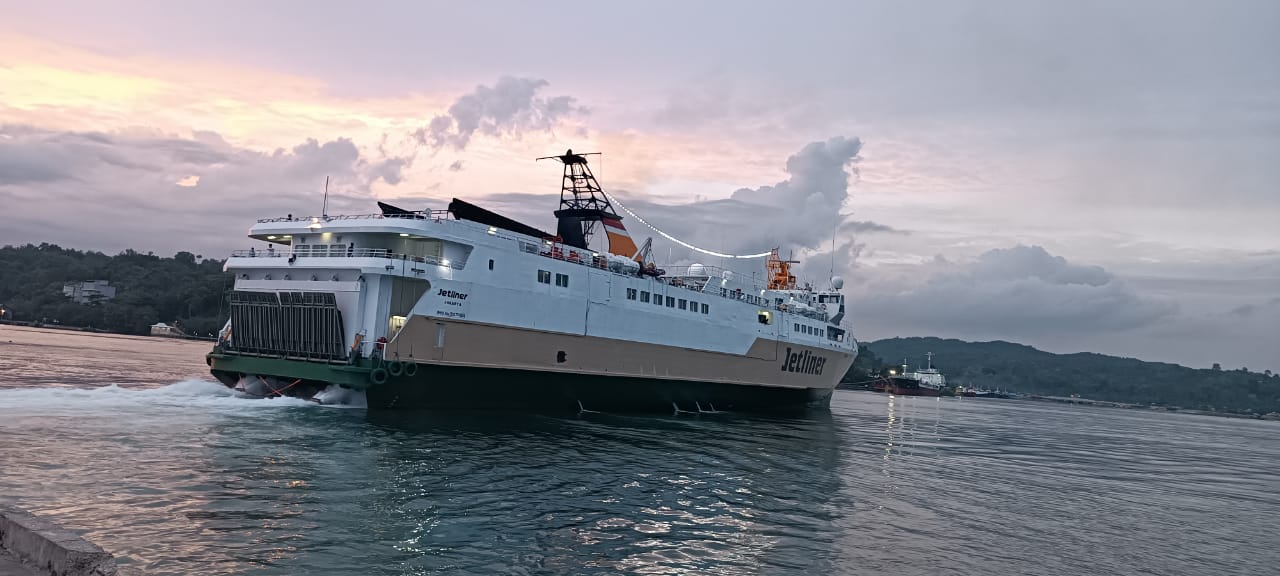 Kapal KFC Jetliner, salah satu armada milik PT Pelni melayani rute Kendari-Wakatobi pulang balik. Foto: Ist.