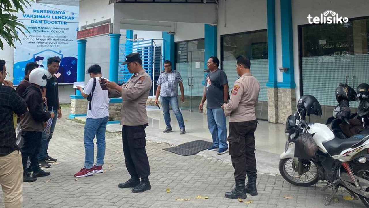 Massa dari Makorsu ketika berdemonstrasi di Kantor Kominfo Kota Medan di Jalan Sidorukun Medan. Foto: Reza Fahlefy/Telisik