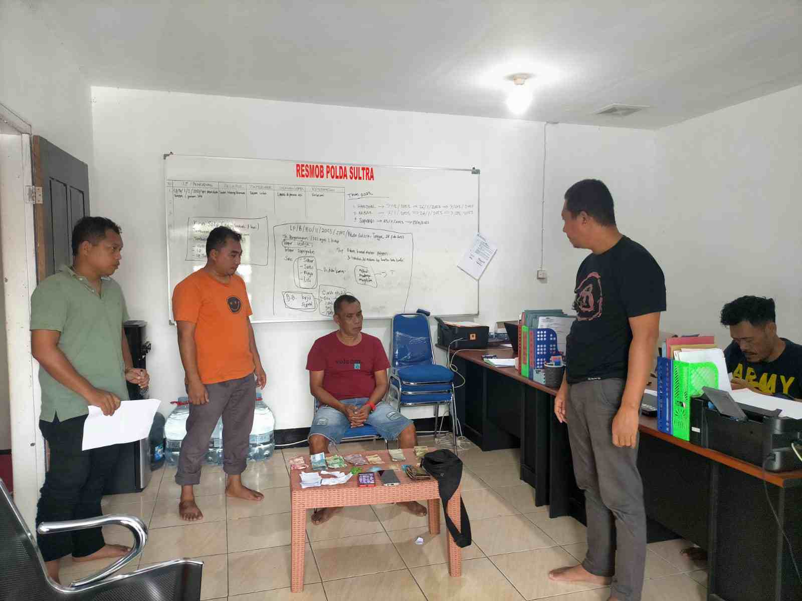 Pria berinisial HE (54) di ringkus di Jalan Bahagia, Kelurahan Bonggoeya, Kecamatan Wuawua, Kota Kendari, pada Kamis (2/3/2023). Foto: Ist.