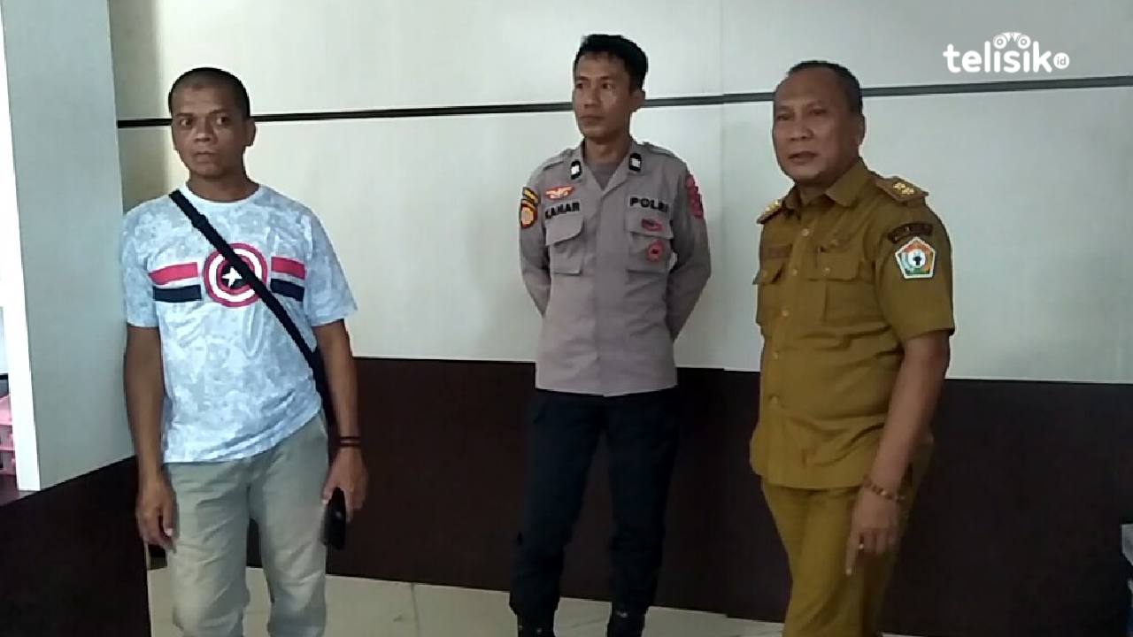 Petugas Polsekta Mandonga bersama Kadispora Sulawesi Tenggara, Trio Prasetyio sedang melakukan olah TKP. Foto: Thamrin Dalby/Telisik
