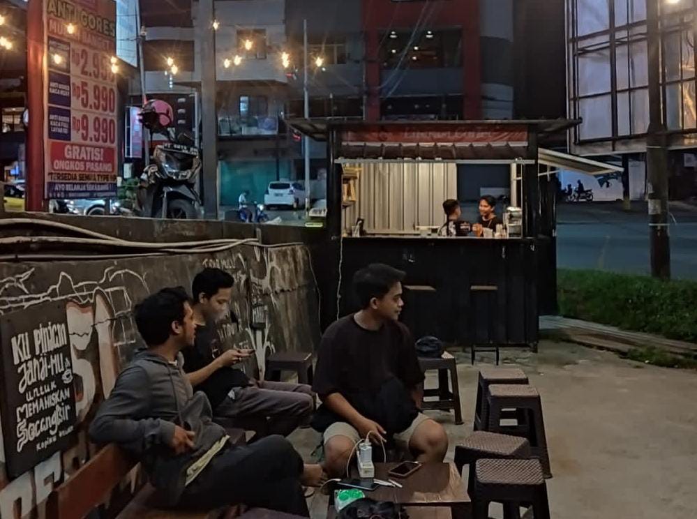 Kondisi kedai kopi usai dibobol pencuri. Beberapa barang berharga seperti gitar akustik, ampli cort, tabung gas dan uang kurang lebih Rp 200.000 raib. Foto: Ist.