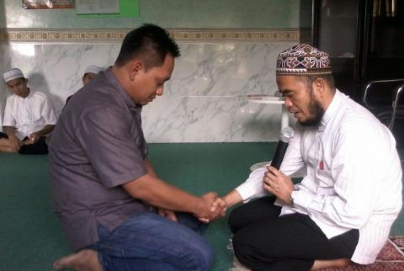 Pimpinan Pesantren An-Naba Center, KH Syamsul Arifin Nababan saat membimbing mualaf bersyahadat. Mualaf memiliki banyak keutamaan di dalam Islam. Foto: Repro Republika.co.id
