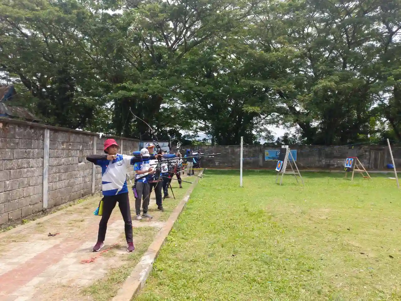 Atlet panahan Kota Kendari saat melakukan latihan guna meningkatkan kemampuan dalam menghadapi kejuaraan panahan. Foto: Ist.