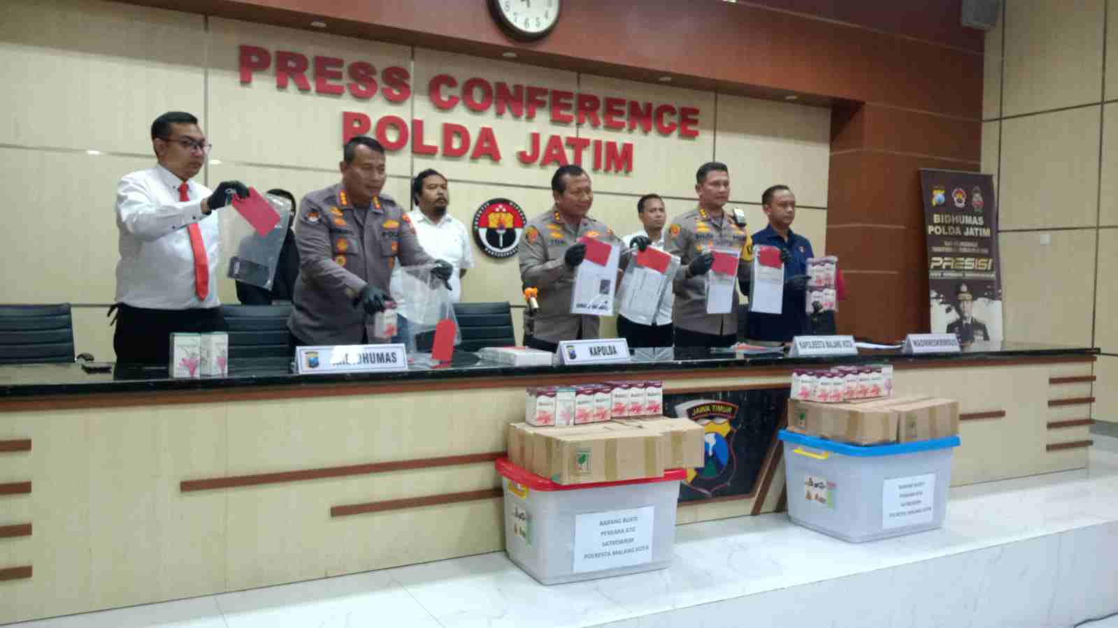 Kapolda Jawa Timur, Irjen Toni Harmanto saat rilis ungkap penipuan robot trading yang dilakukan oleh wahyu kenzo beberapa hari lalu. Foto: Ist.