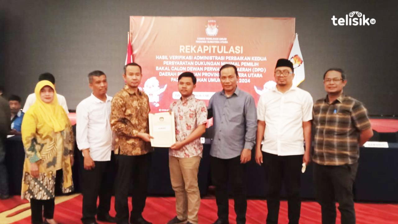 Tim penghubung bakal calon DPD RI Perwakilan Sumatera Utara bernama Sukadi ketika menyerahkan simbolis syarat dukungan kepada Komisioner KPU Sumatera Utara. Foto: Reza Fahlefy/Telisik