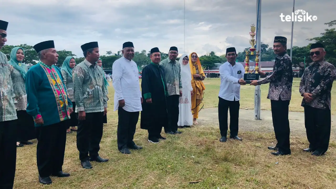 Penyerahan Piala bergilir oleh Camat Wawonii Selatan kepada Pemerintah Daerah Kabupaten Konawe Kepulauan, Rabu (1/3/2023). Foto: Lukman Nul Hakim/Telisik