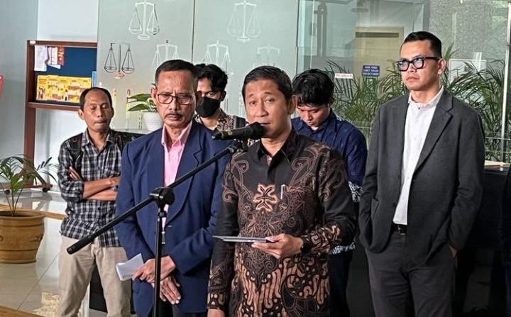 Ketua Komisi Yudisial (KY) Mukti Fajar Nur Dewata (baju batik) bersama Ketua Bidang Pengawasan Hakim dan Investigasi, Joko Sasmito di Gedung KY, Jakarta. Foto: Repro Kompas.com