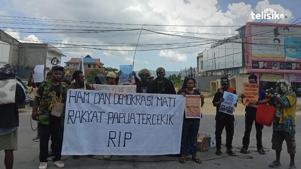 Aliansi Mahasiswa Papua (AMP) menilai di Tanah Papua krisis hak asasi nanusia dan demokrasi. Pemerintah pusat didesak untuk melakukan pendekatan kemanusiaan. Foto: Rasmin Jaya/Telisik