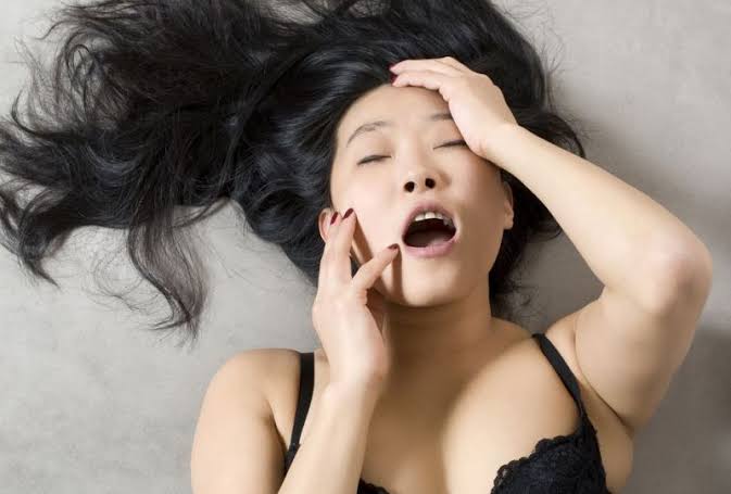Banyak orang beranggapan puncak orgasme saat berhubungan seks ditandai dengan desahan. Foto: Theasianparent.com
